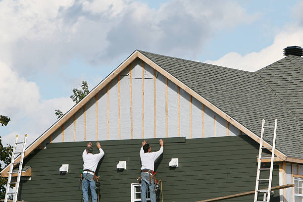 Professional Siding technician working in Dover, FL
